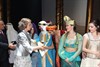 Al finalizar la obra los actores saludaron a Su Majestad la Reina.